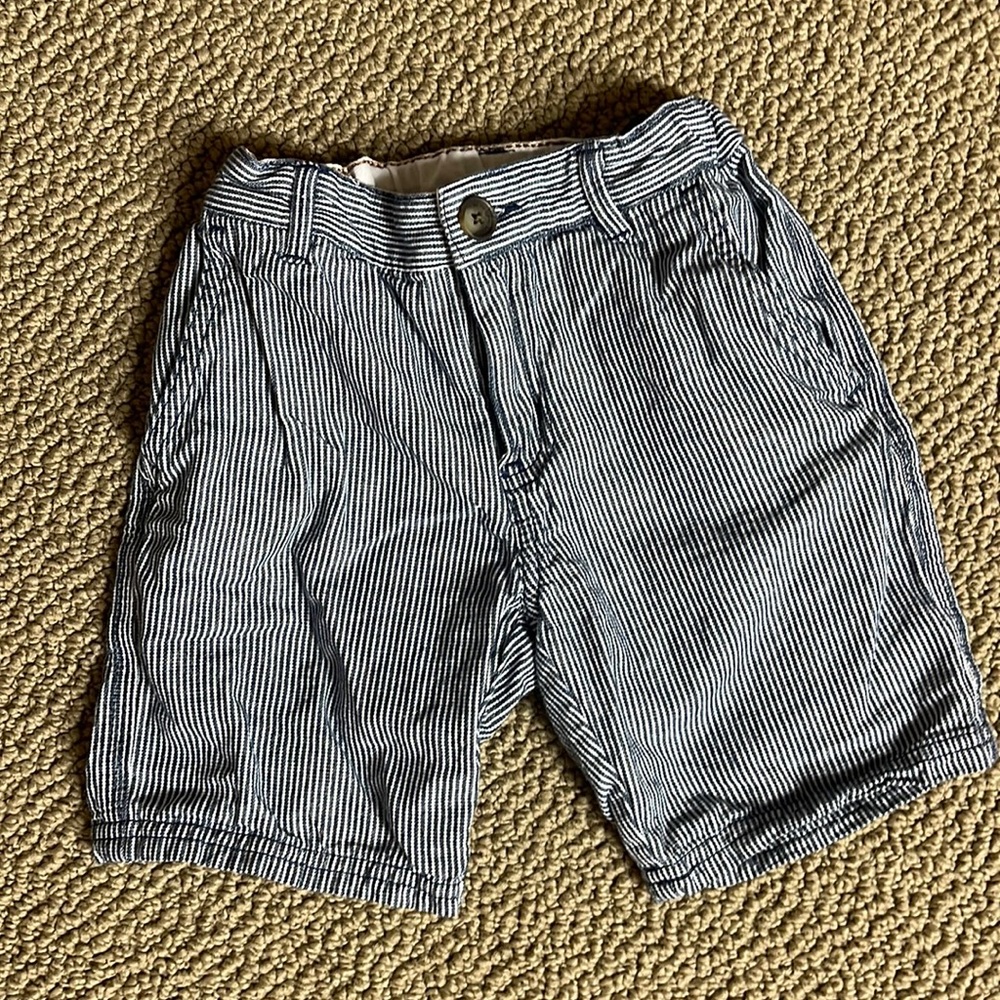 H&M size 4T shorts. Great condition!